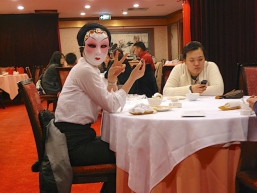 Femme masquée dans un restaurant à Kuala-Lumpur. Daniel Fohr.
