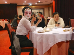 Femme masquée dans un restaurant à Kuala-Lumpur. Daniel Fohr.