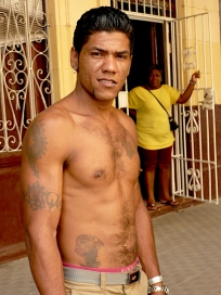 Homme tatoué à La Havane. daniel Fohr
