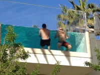 deux hommes dans une piscine transparente à Las Vegas