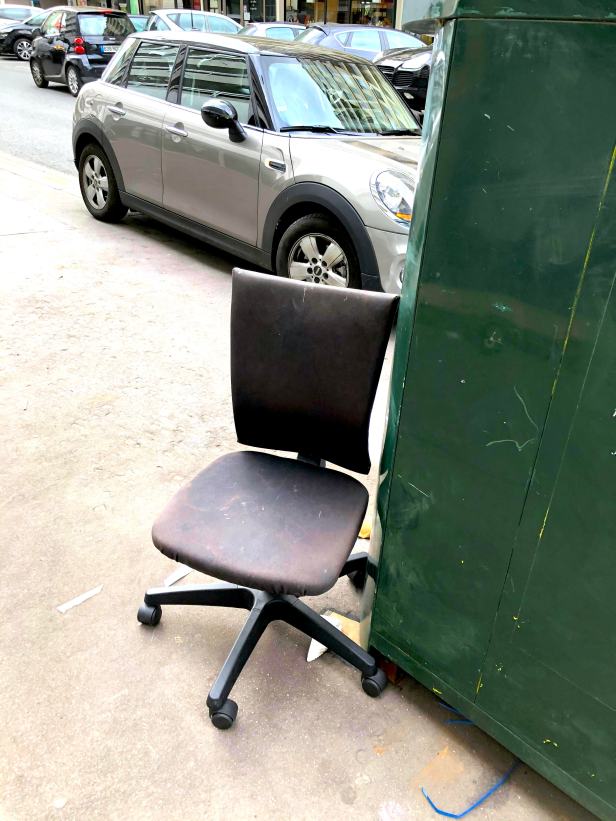 chaise abandonnée à Paris